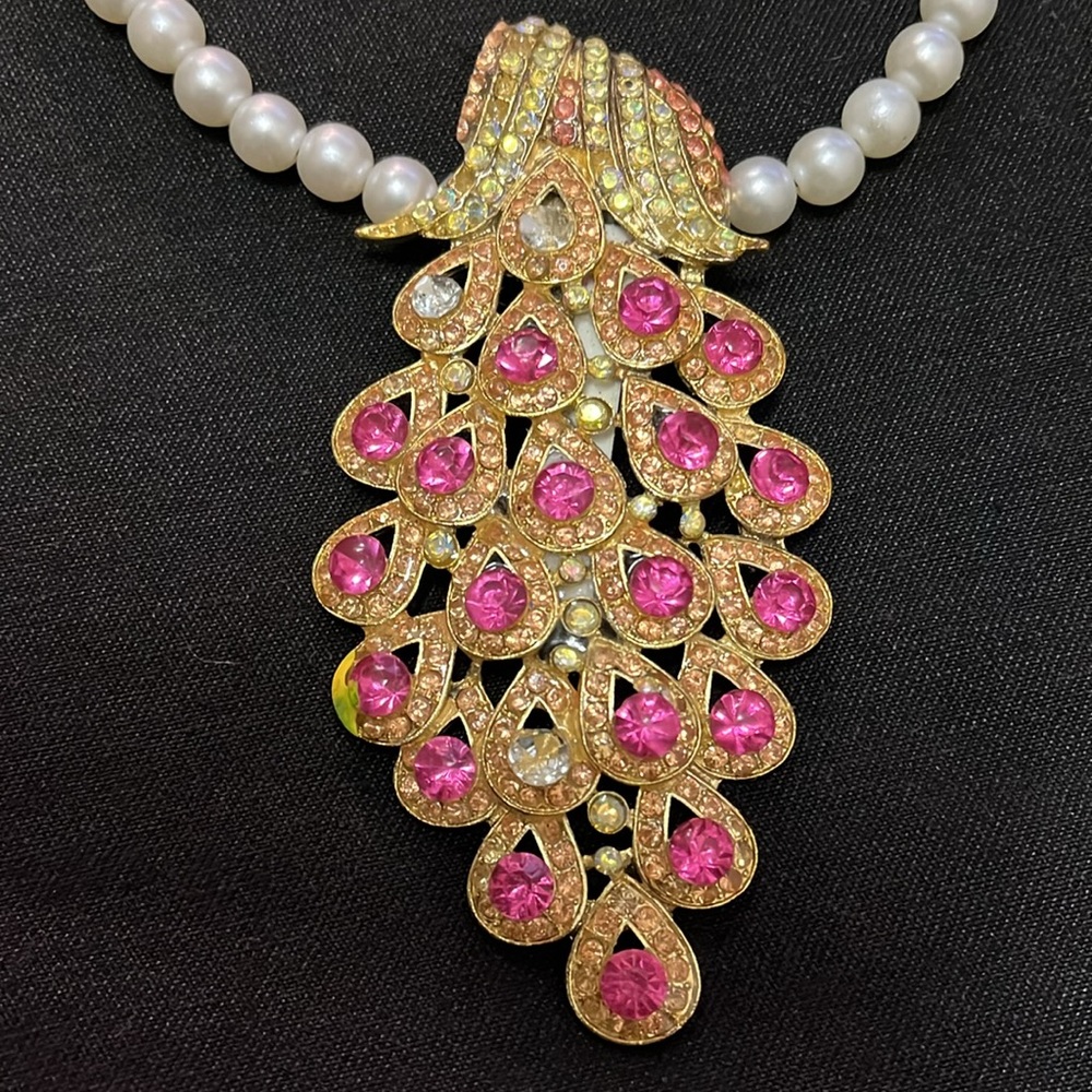 Versatile Stretchy Faux Pearls & Peacock Charm Hand Design Necklace and Pendant